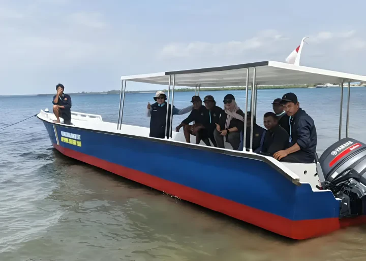 DKP Sulteng Serahkan Bantuan Perahu Fiber kepada POKMASWAS Cinta Laut di Desa Labuan