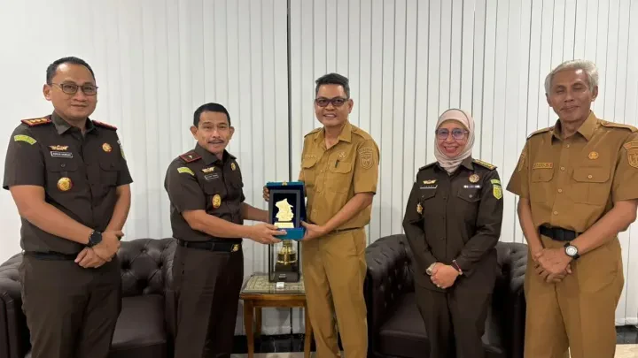 KUNJUNGAN DKP PROV. SULTENG KE KEJAKSAAN TINGGI SULAWESI TENGAH